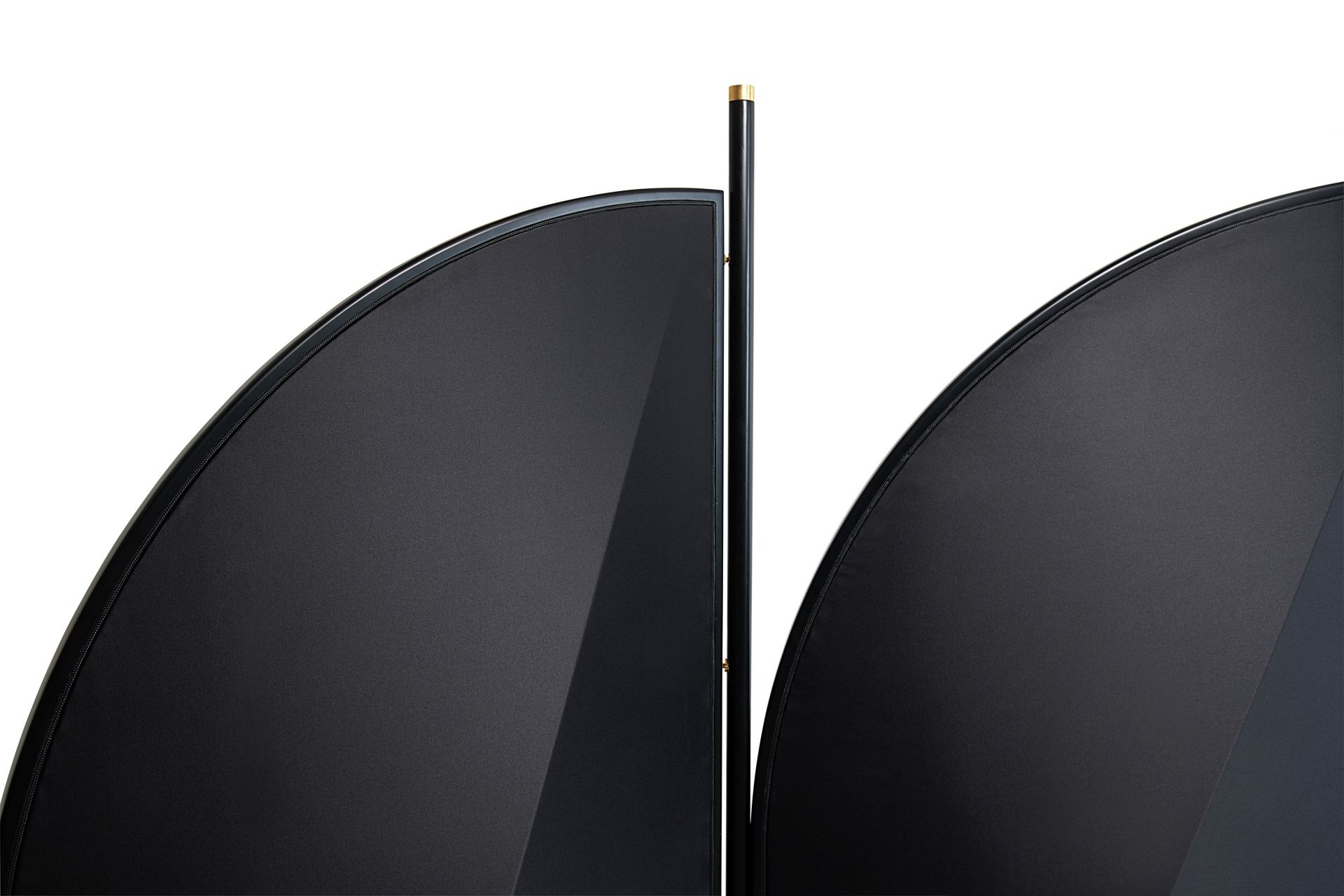 Detailaufnahme: Schwarzer Feng Paravent von Wiener GTV Design, Raumteiler mit elegantem Design.