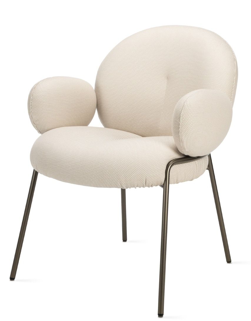 Nana Outdoor Armchair von Freifrau Manufaktur, cremefarbener Sessel mit hohen Armlehnen und Metallbeinen.