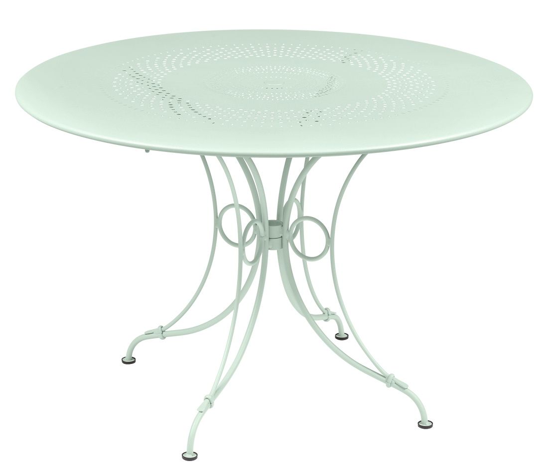 Fermob 1900 Gartentisch, runder Outdoor-Tisch aus Metall in Mintgrün mit filigranem Lochmuster.