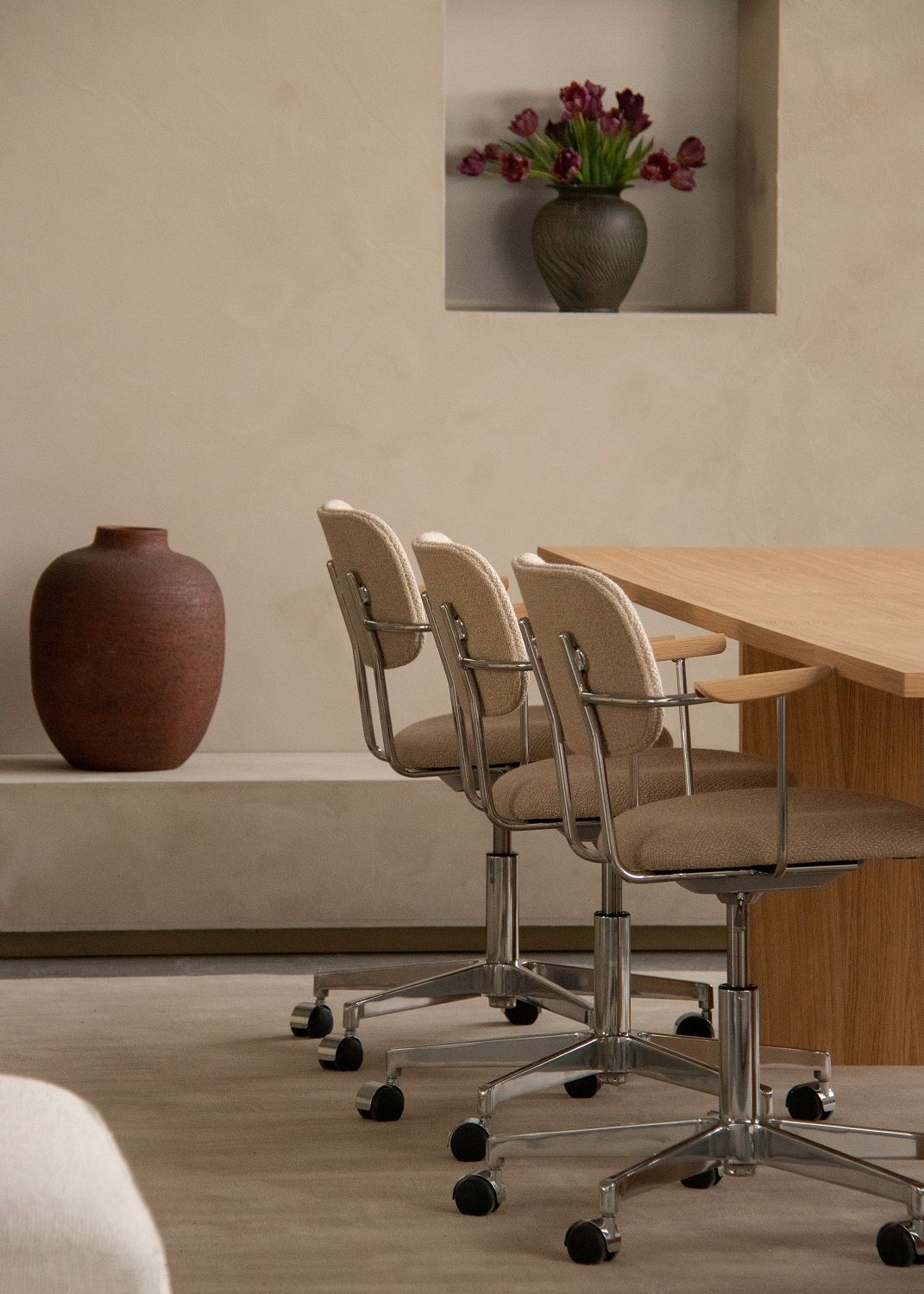 Drei Co Task Chairs von Audo Copenhagen in Beige mit Chromgestell und Rollen.