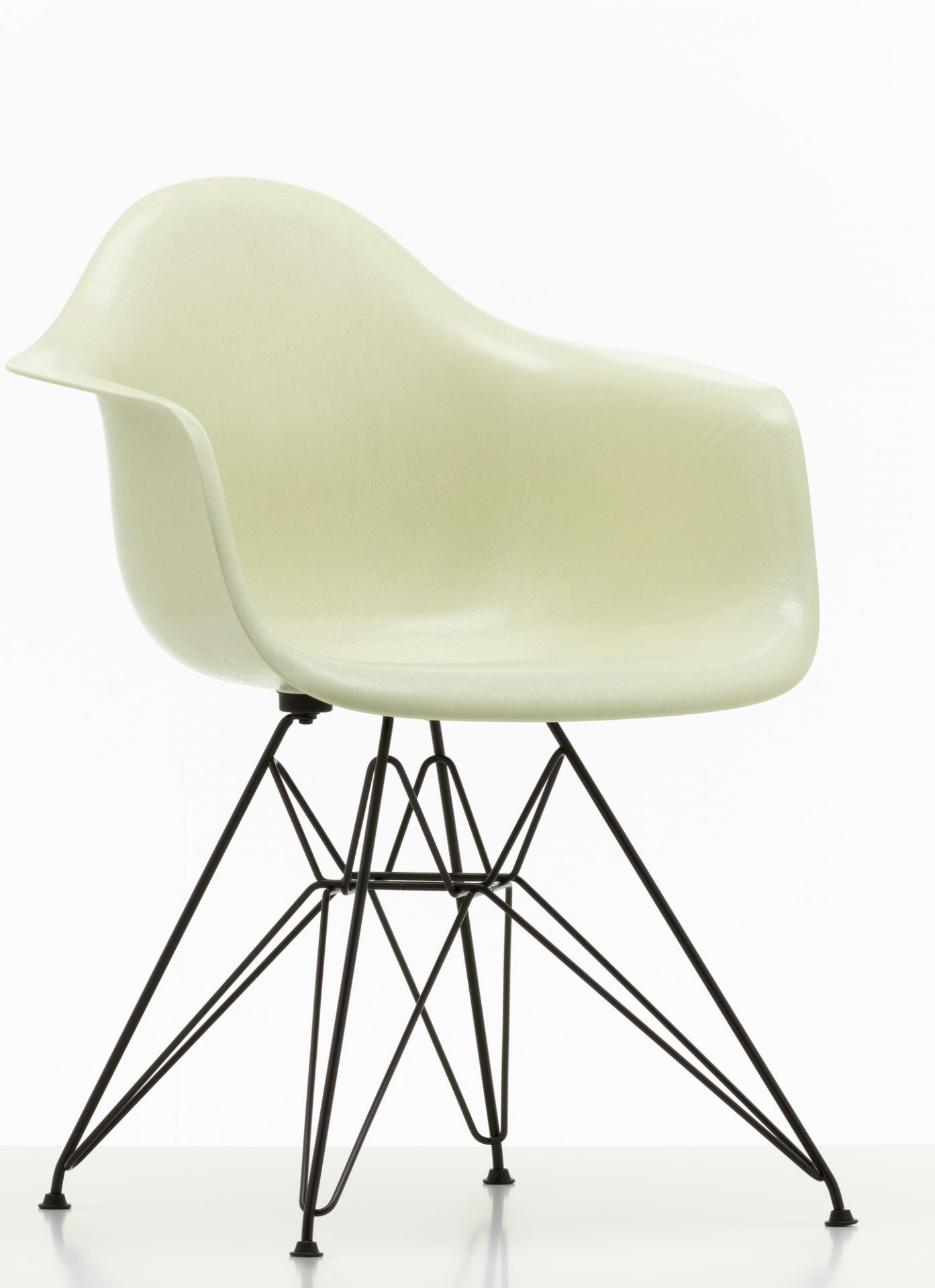 Helle Eames Armchair DAR Stuhl von Vitra mit schwarzem Eiffel-Gestell, seitliche Ansicht.