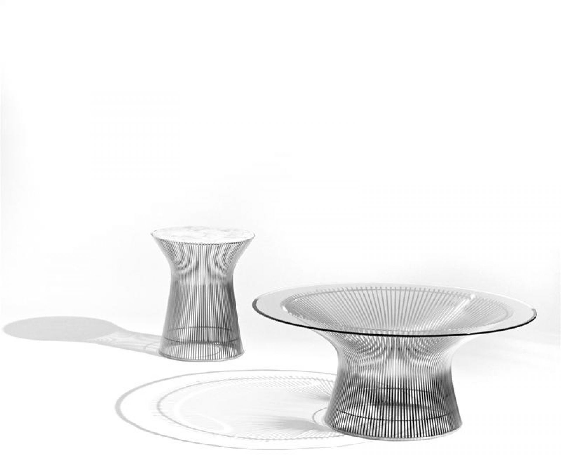 Platner Esstisch mit Kristallglasplatte und poliertem Nickelgestell, moderner Designertisch für Esszimmer.