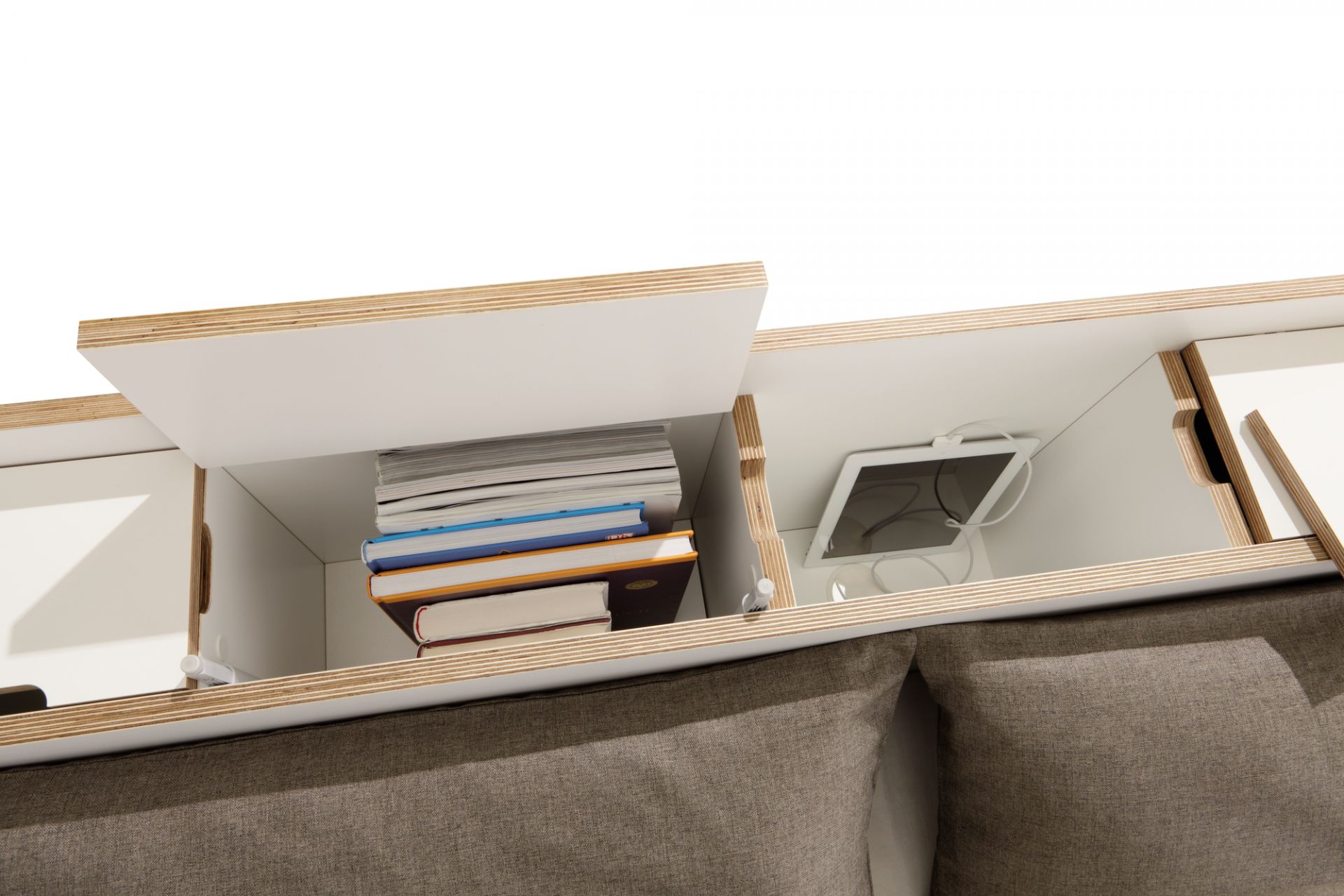 Detailaufnahme Nook Bett von Müller Möbelwerkstätten mit Stauraum für Bücher und Tablet.