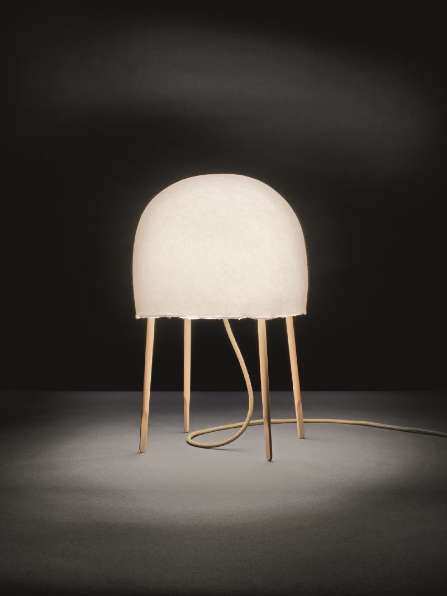 Kurage Tischleuchte von Foscarini: Moderne Lampe mit Schirm aus Papier und Holzfüßen.