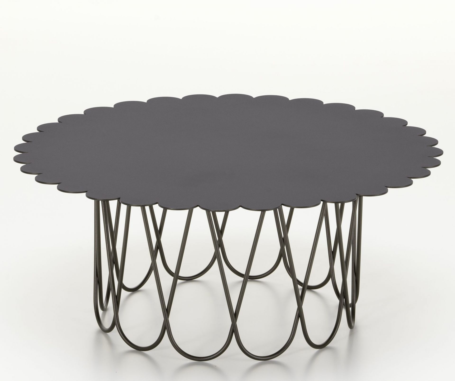 Schwarzer Flower Table von Vitra: Moderner Beistelltisch mit blütenförmiger Tischplatte und filigranem Metallgestell.