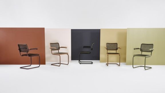 Fünf Thonet S 64 V Freischwinger Stühle in verschiedenen Farben vor farbigen Hintergründen, Stahlrohr Klassiker Design.