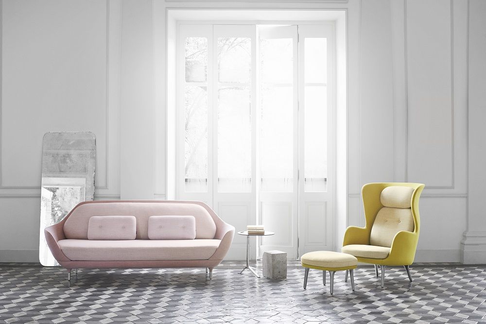 JH11 / JH12 Fußhocker für Ro Sessel von Fritz Hansen, gelber Sessel und rosa Sofa.