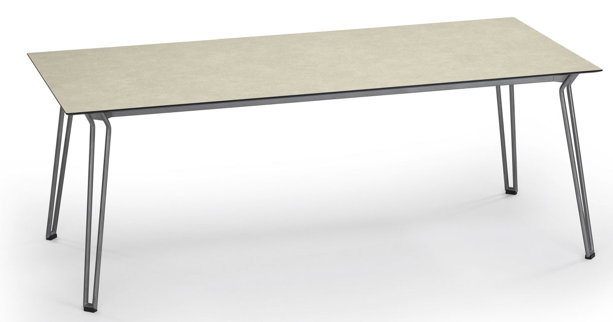 Slope Tisch von Weishäupl, Esstisch für den Außenbereich mit hellbeiger Tischplatte und filigranem, grauem Metallgestell.