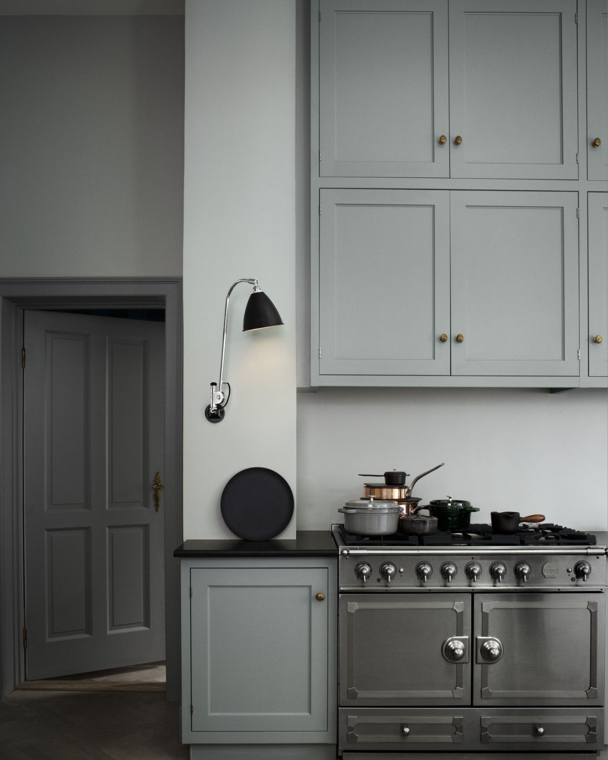 Bestlite Wandleuchte BL6 von Gubi in einer grauen Küche, modernes Design, Innenbeleuchtung.