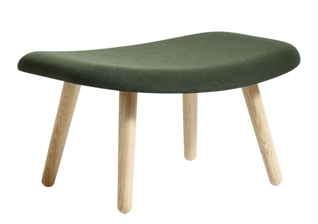 About A Lounge Hocker von Hay, AAL 03, mit grünem Stoffbezug und Holzbeinen.