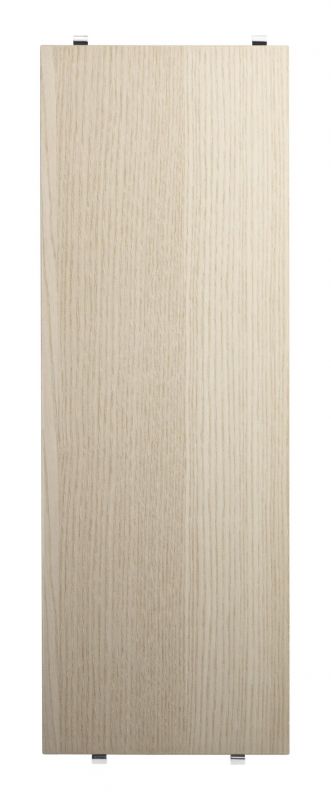 Nahaufnahme eines einzelnen Fachbodens aus Esche für das String Regalsystem, Tiefe 20 cm.