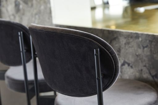 Detailaufnahme von zwei grauen Verpan Series 430 Barhockern mit Rückenlehne und schwarzem Metallgestell.