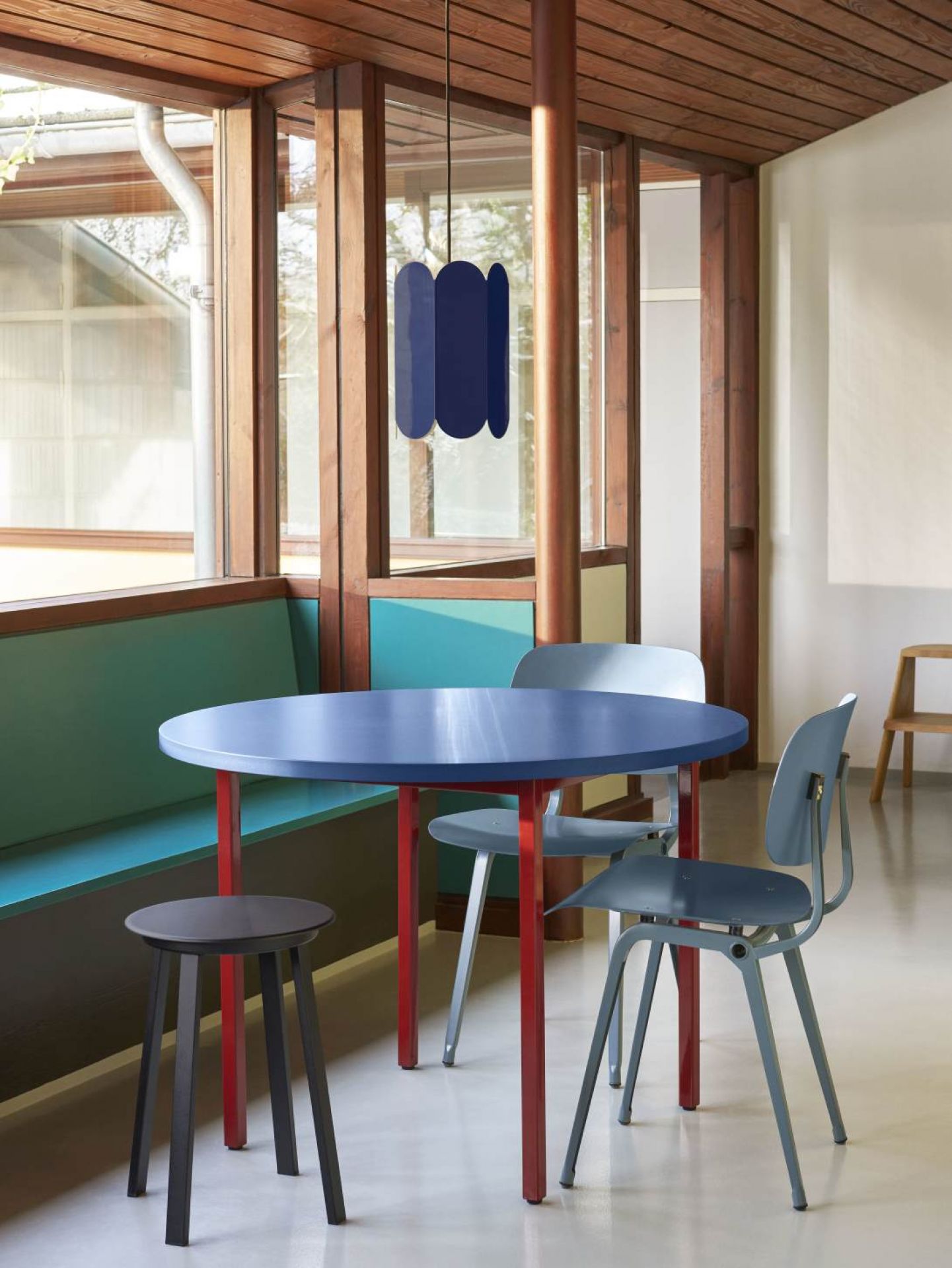 Hay Two Colour Table Esstisch 120 cm, runder Tisch mit blauem Tischblatt und roten Beinen.