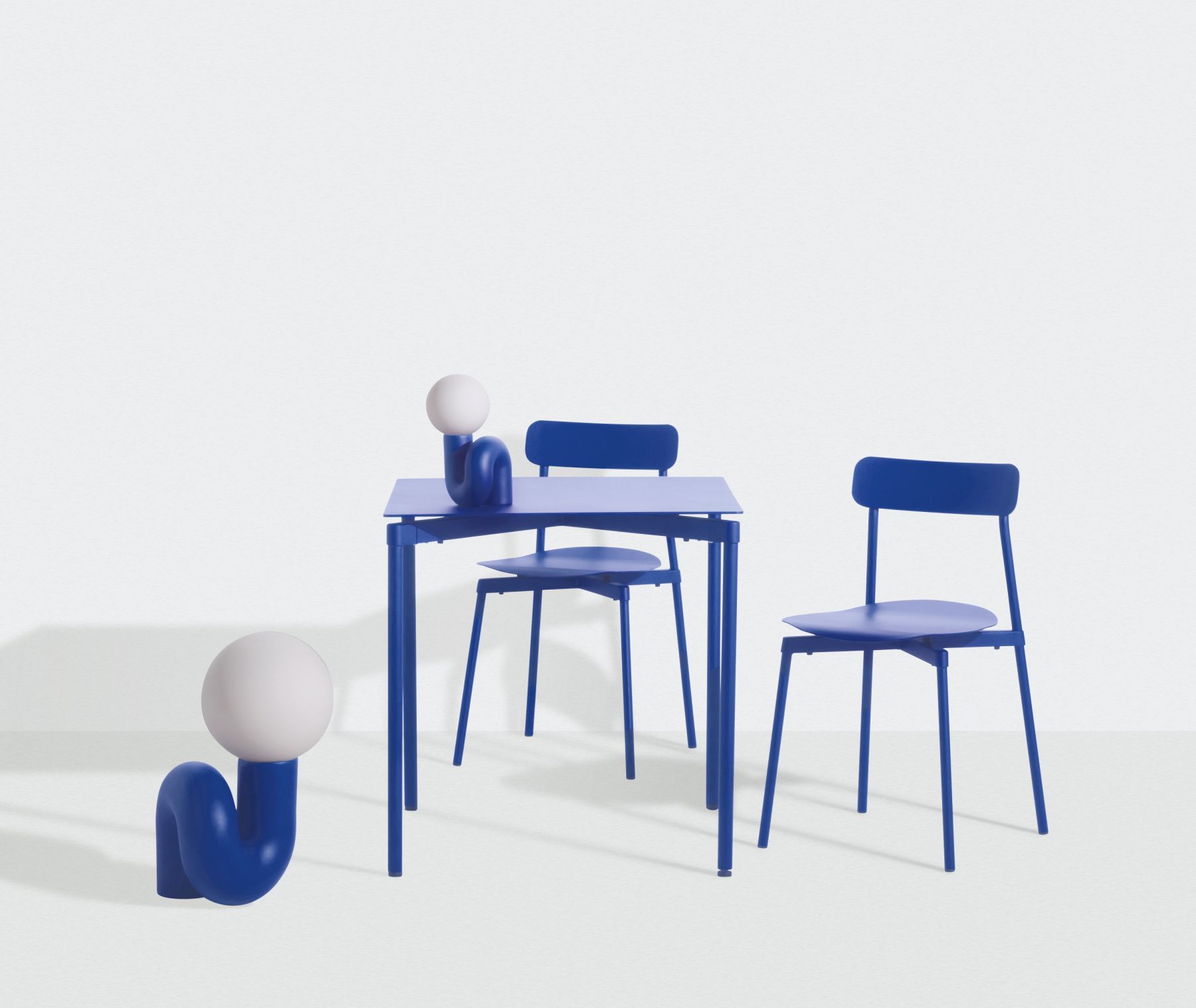 Quadratischer Esstisch "Fromme Dining Table" in Braunrot von Petite Friture mit Stühlen.