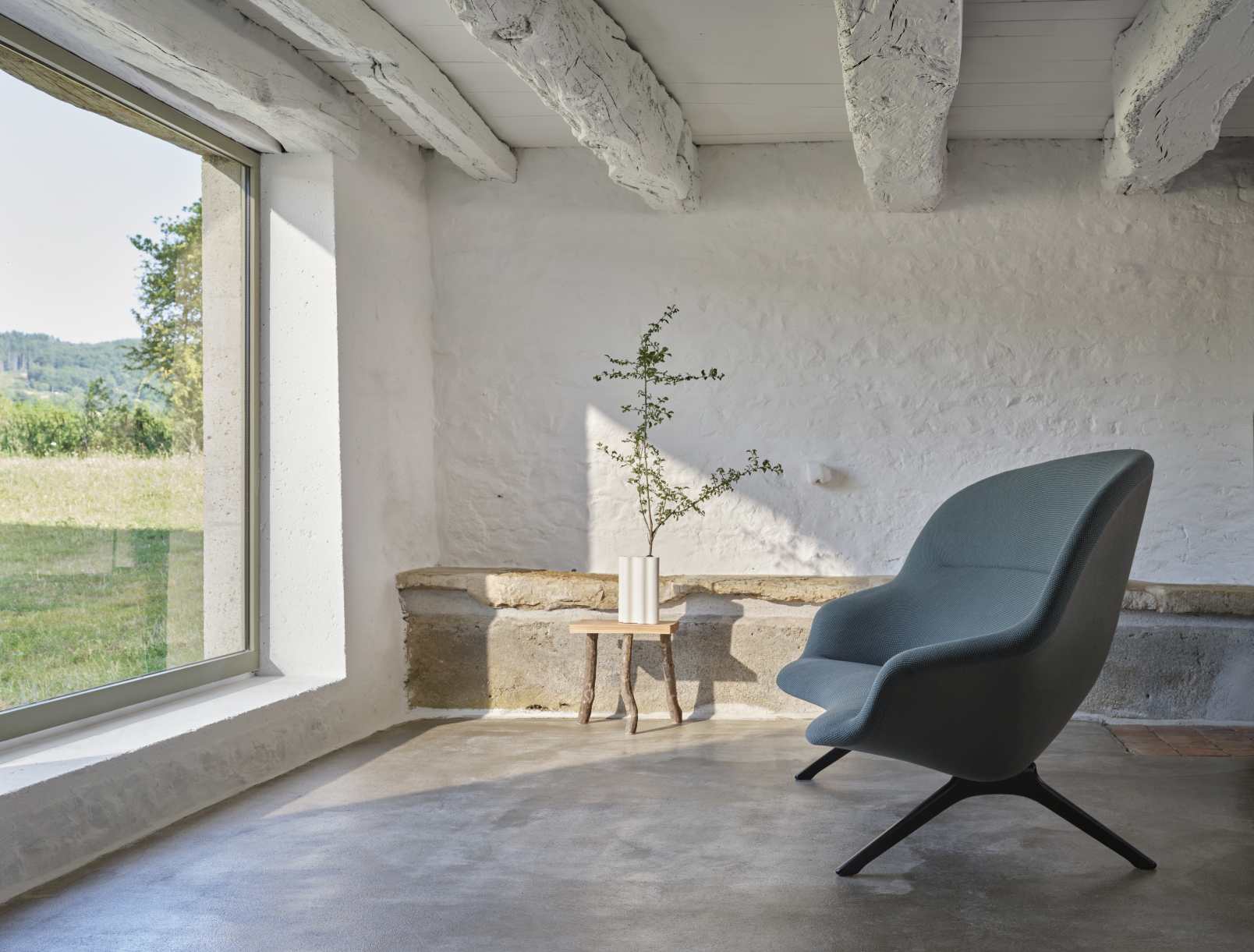 Abalon Sofa von Vitra, blauer Sessel mit Drehfuß in modernem, hellem Raum.