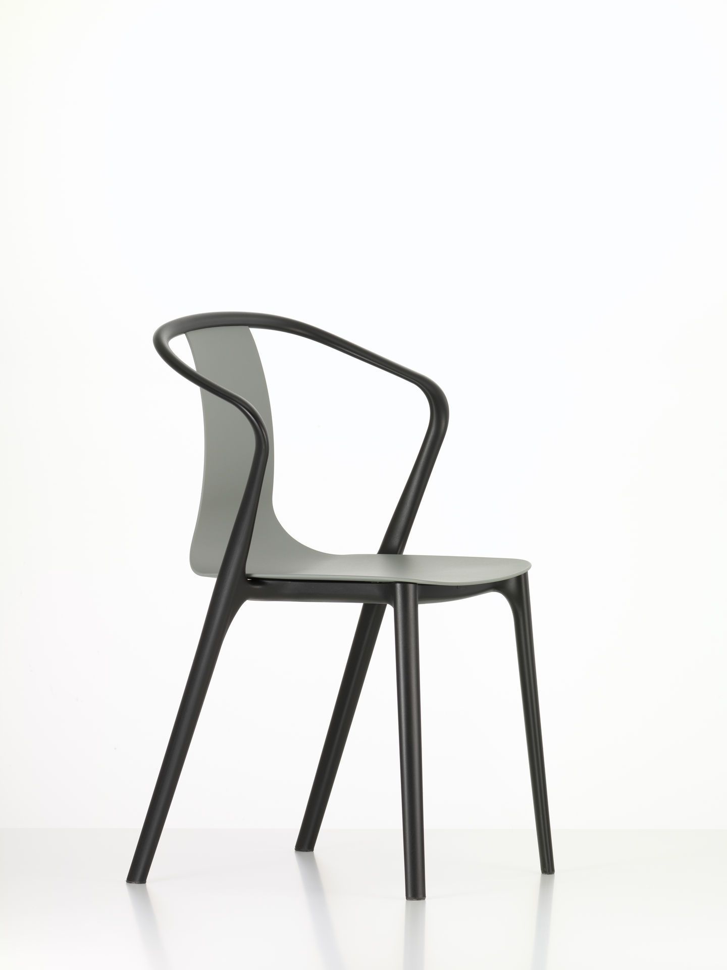 Belleville Armchair Plastic Stuhl von Vitra, graue Sitzfläche und Rückenlehne, schwarzes Gestell, Seitenansicht.