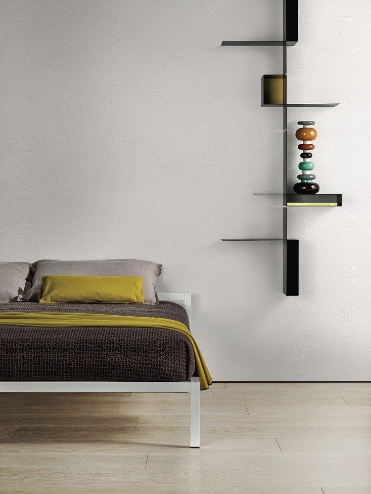Weißes Aluminium Bett mit lackiertem Rahmen und brauner Tagesdecke. Modernes Schlafzimmer Design.