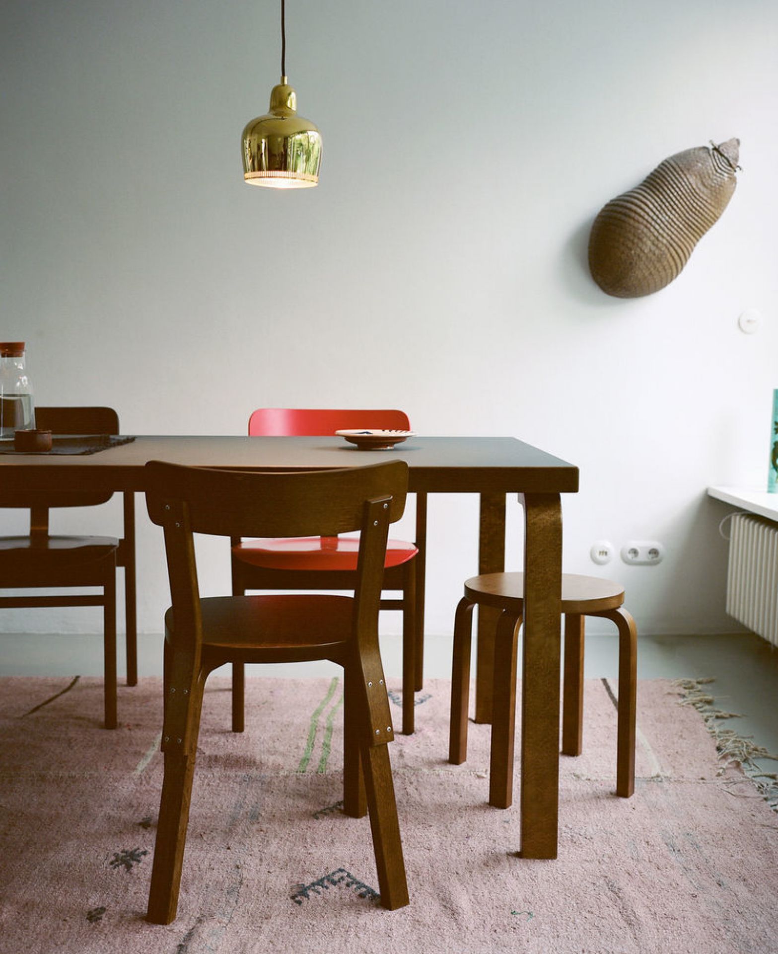 Esszimmer mit A330S Golden Bell Pendelleuchte von Artek, Messing-weiß, für stilvolle Beleuchtung.