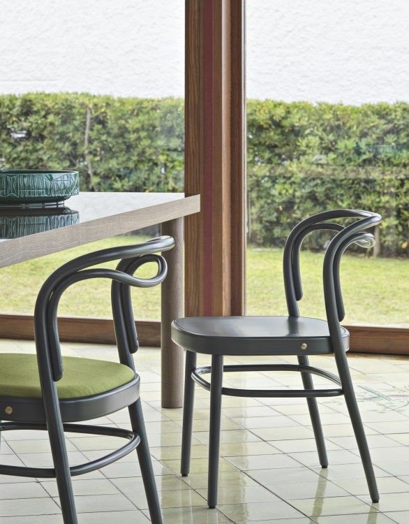 Beaulieu Stuhl von Wiener GTV Design mit gebogenem Holz, grüner Sitzfläche und modernem Design.