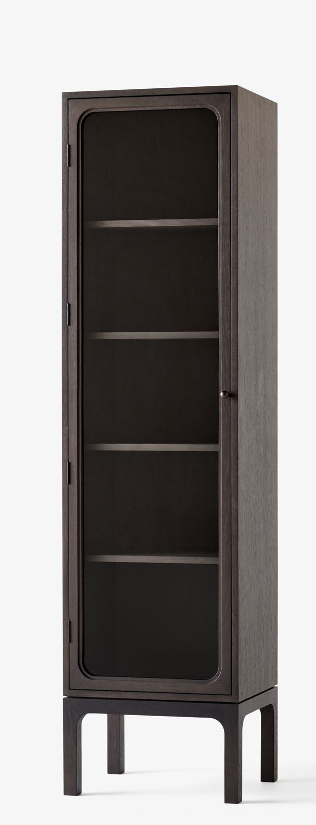 AndTradition Trace SC87 Vitrine aus dunklem Holz mit Glastür und Regalböden.