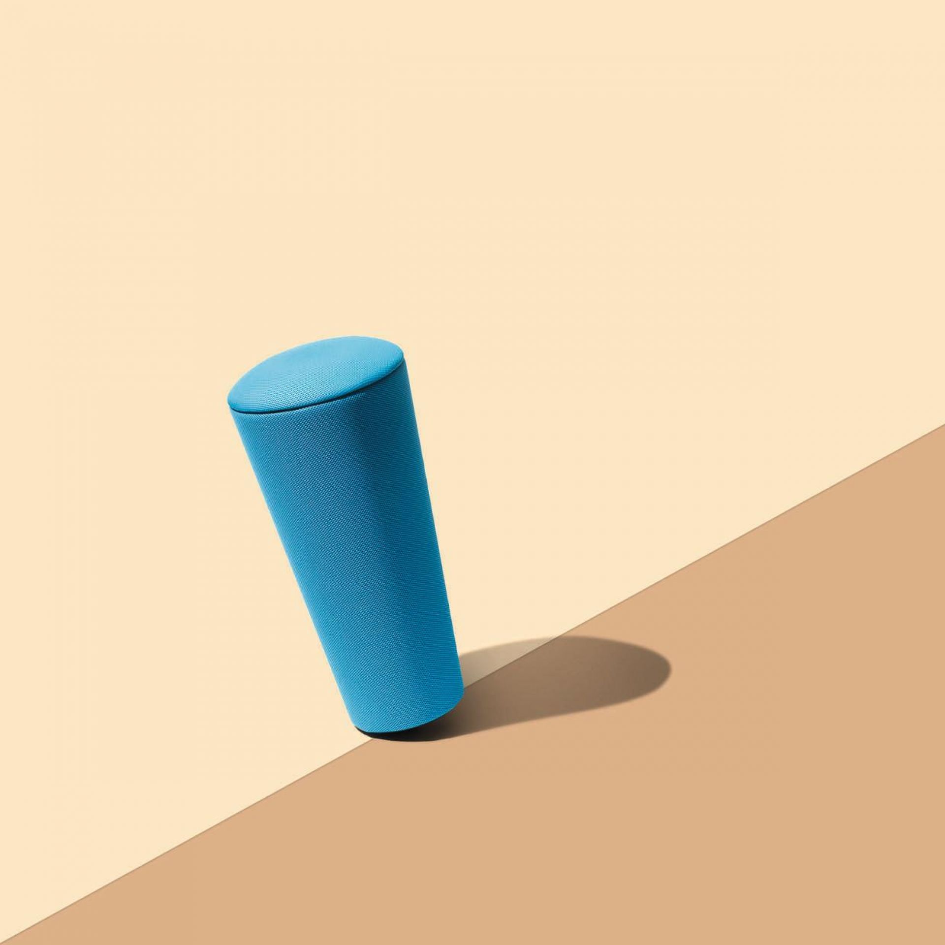 Blauer Wilkhahn Stand-Up Sitzhocker für ergonomisches Sitzen und Stehen im Büro.