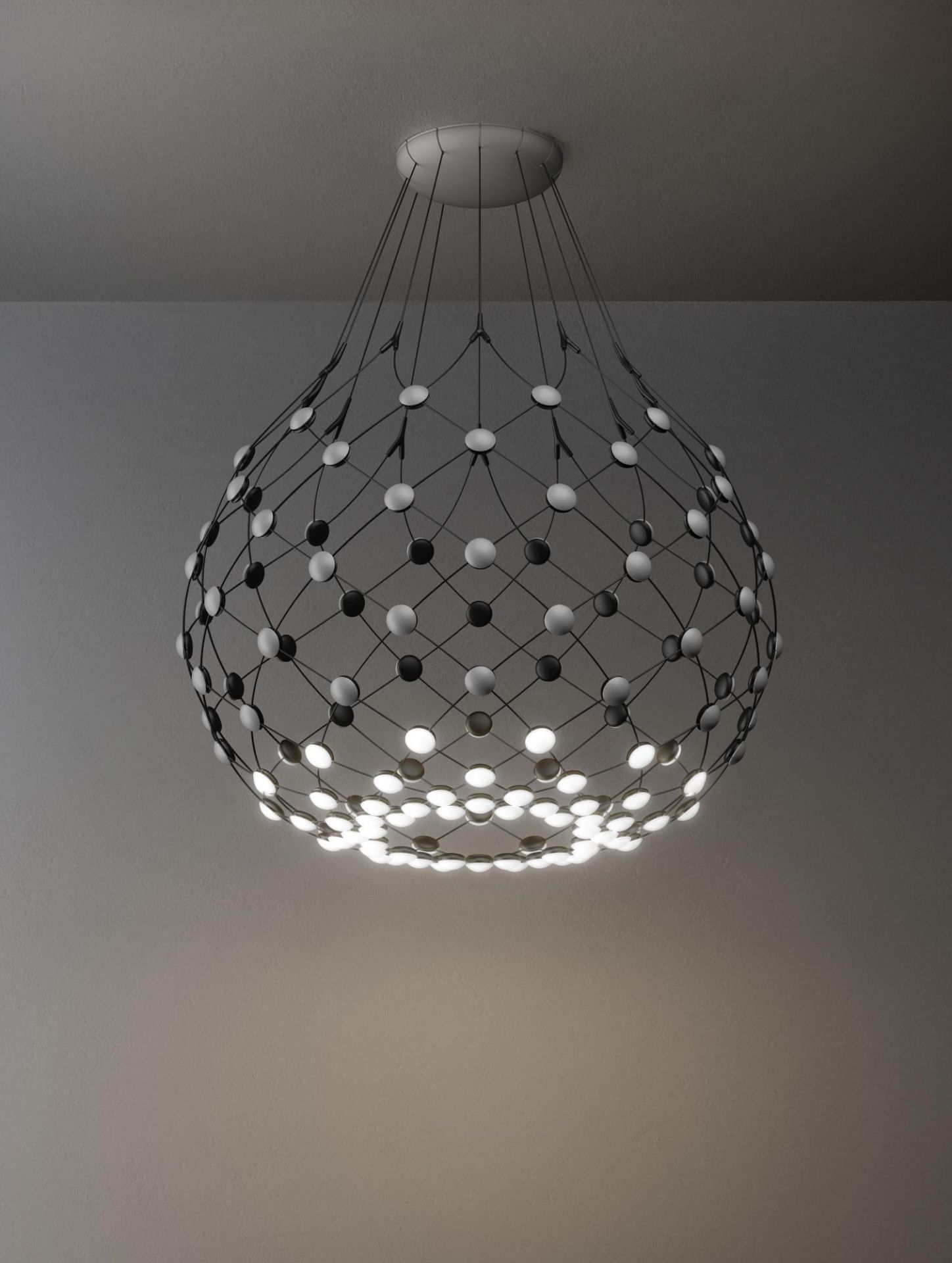 D86 Mesh Deckenleuchte von Luceplan: Moderne Hängelampe mit filigranem Netz und LED-Lichtern.