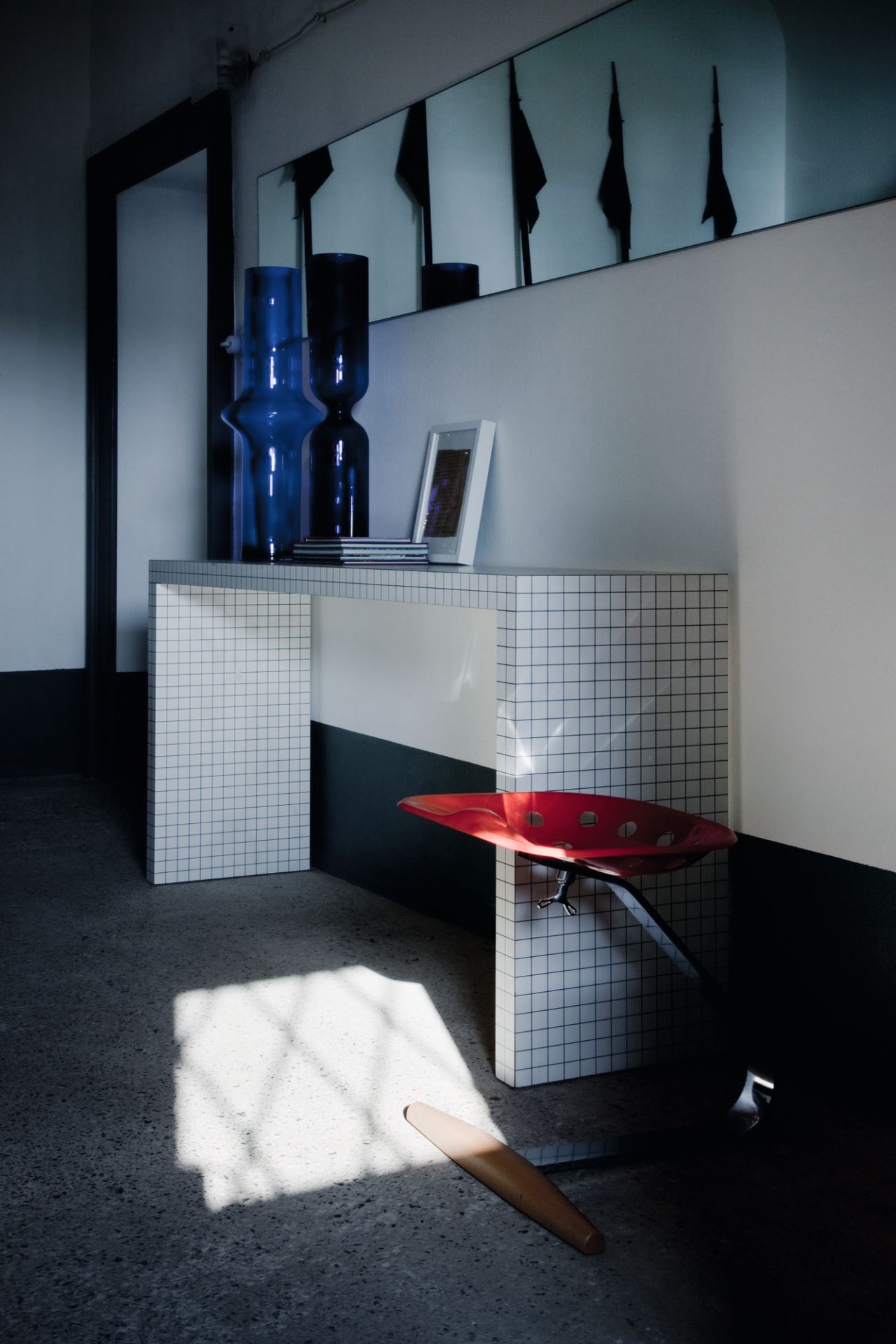 Roter Mezzadro Hocker von Zanotta, ein Designklassiker mit Traktorsitz, im modernen Interieur.