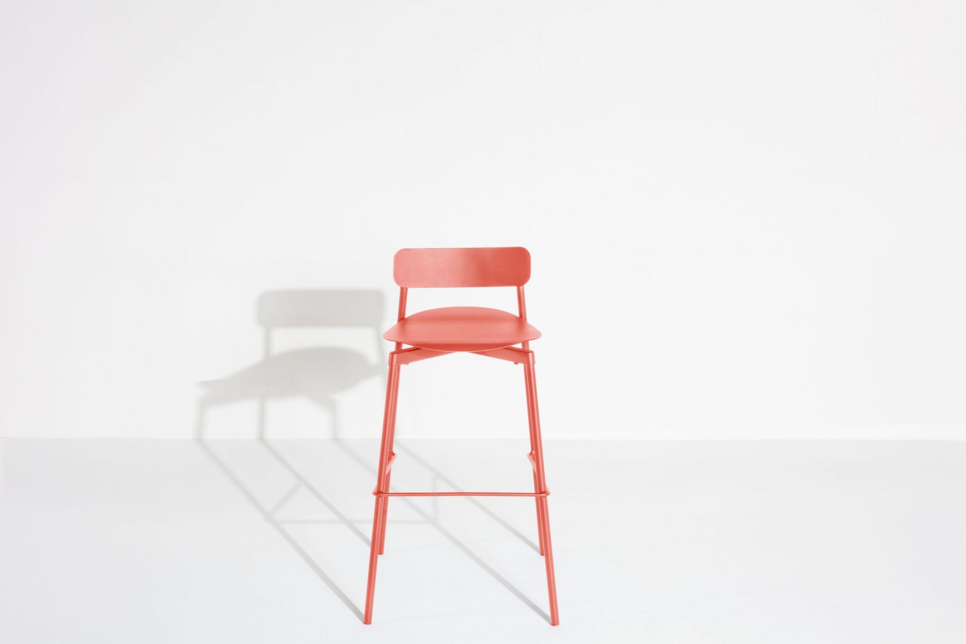 Fromme Barstool Barhocker von Petite Friture in Koralle, H 75 cm, für Küche oder Bar.