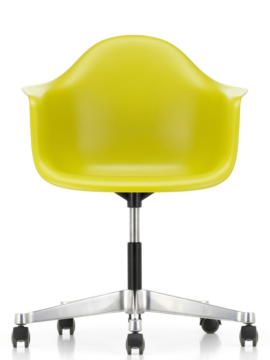 Gelber Eames Plastic Arm Chair PACC von Vitra mit Rollenfuß, Frontansicht, Bürostuhl.
