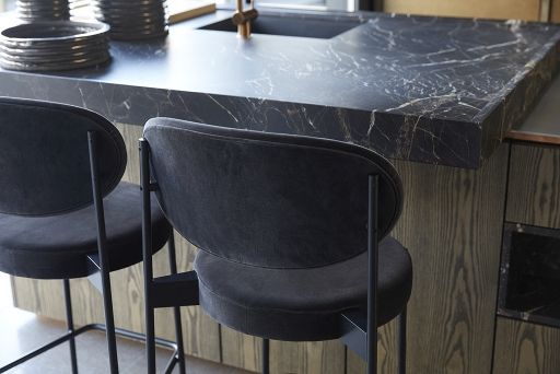 Nahaufnahme von zwei grauen Series 430 Barhockern von Verpan mit schwarzem Metallgestell an einer Küchentheke.