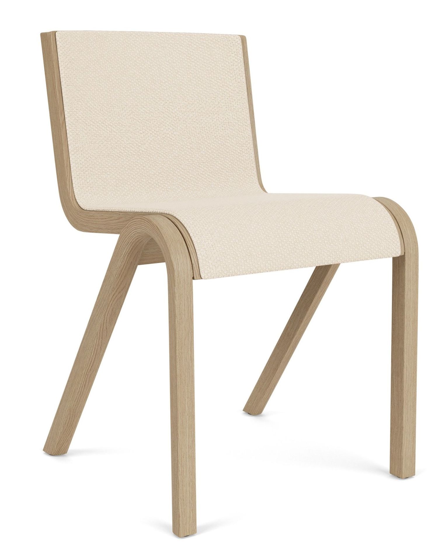 Ready Dining Chair von Audo Copenhagen, vollgepolsterter Stuhl mit hellem Stoffbezug und Holzgestell.