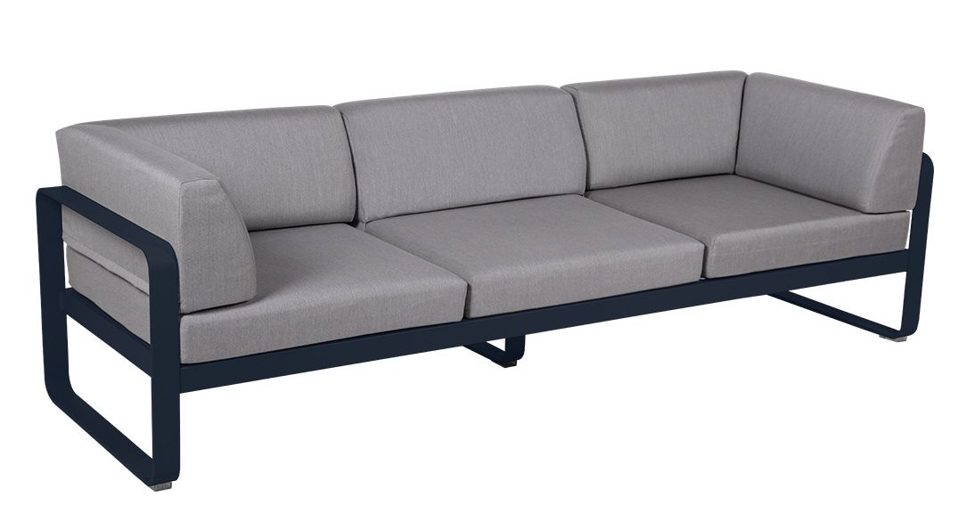 Bellevie Outdoor Sofa von Fermob, 3-Sitzer, graue Polster und dunkelblaues Gestell, moderne Gartenmöbel für Terrasse.