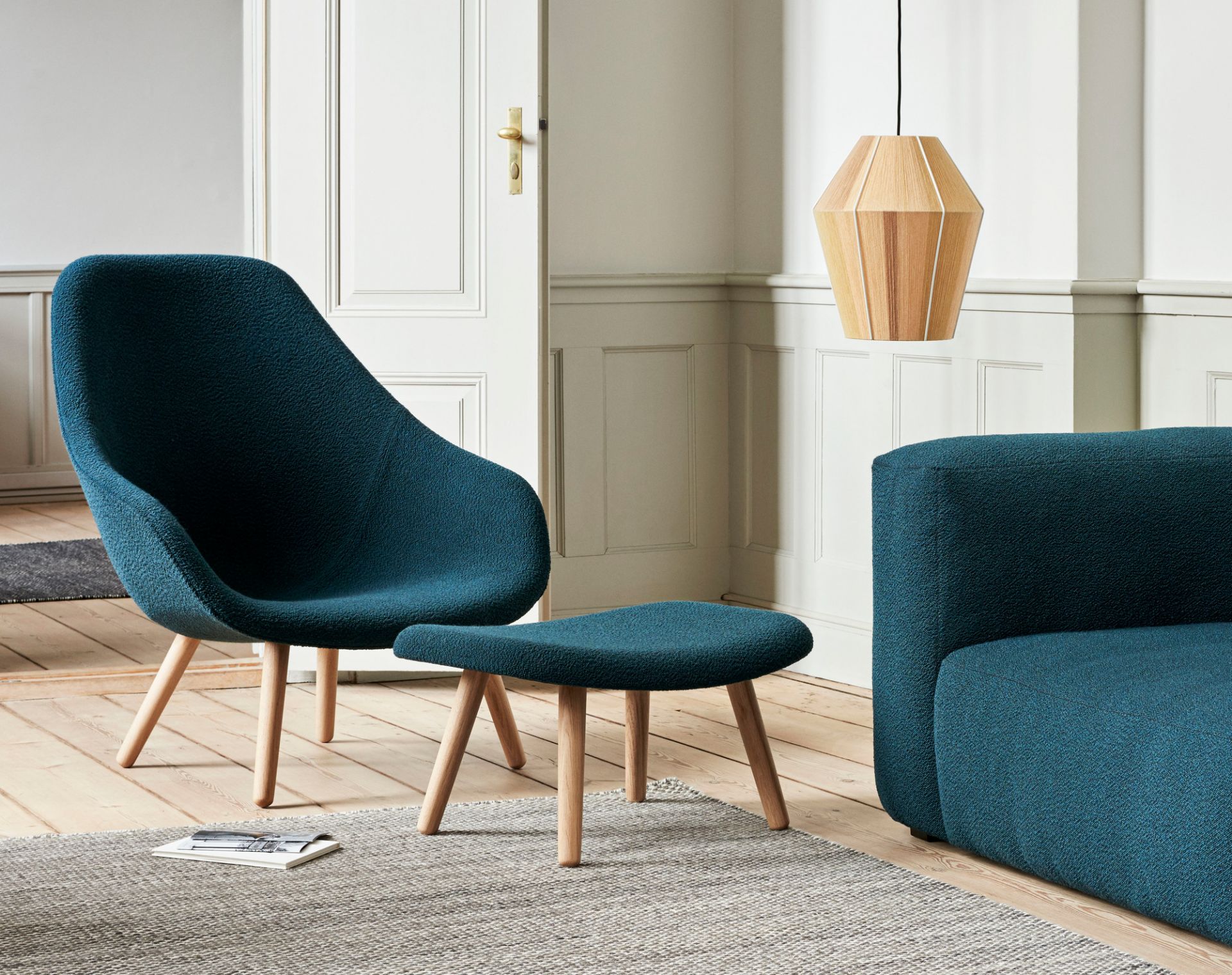 Blauer About a Lounge Sessel (AAL 92) von Hay mit Hocker und Holzboden.