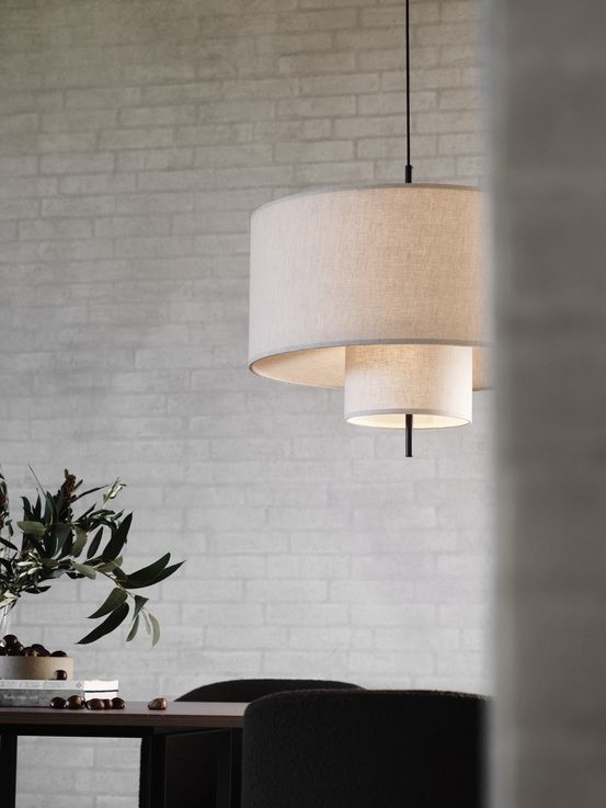Nahaufnahme der Margin Pendelleuchte von New Works, Stoffschirm, modernes Design für Wohnzimmer und Esszimmer.