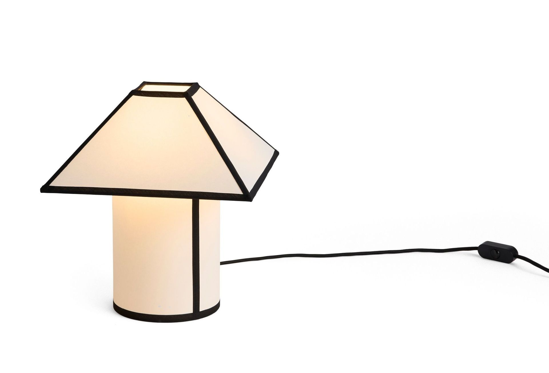 Ava Pyramid Table Lamp Tischleuchte von Hay, moderne Nachttischlampe mit geometrischem Lampenschirm und zylindrischem Fuß.