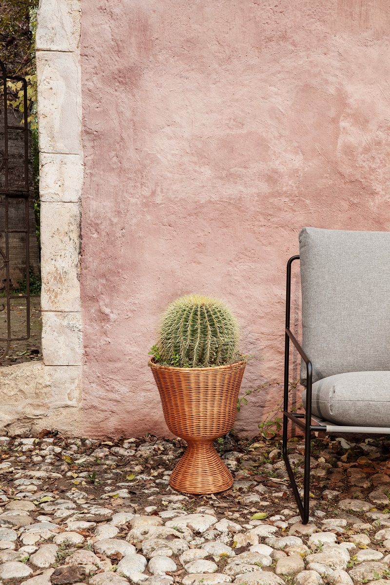 Ferm Living Desert Outdoor Sofa 1-Sitzer neben Kaktus vor rosa Wand, Gartenmöbel für Terrasse.