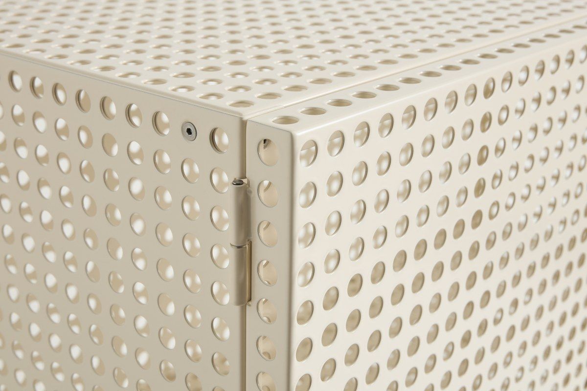 Detailaufnahme des beigen Hay Perforated Cabinet Sideboards mit Lochmuster und Scharnier.