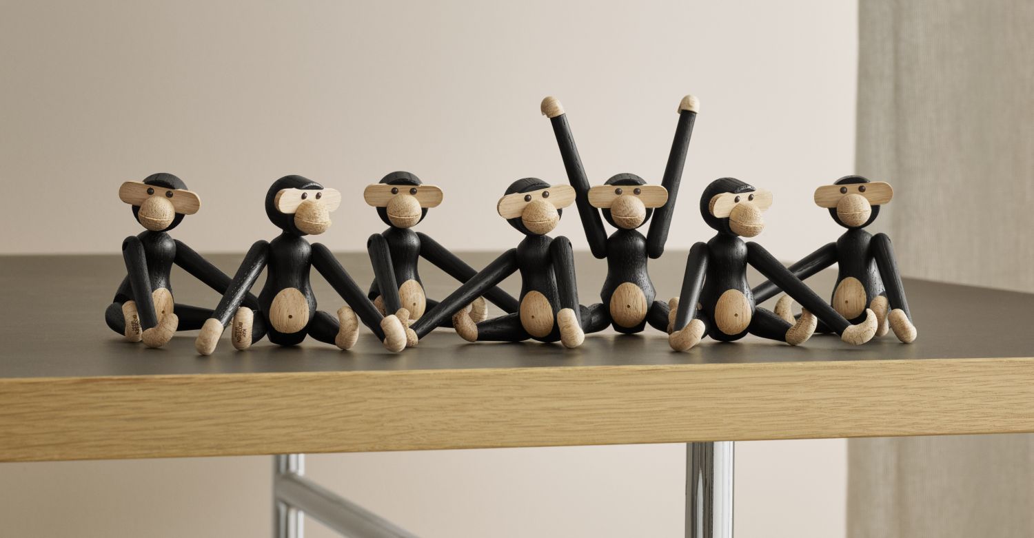 Reihe von Kay Bojesen Mini Affen Holzfiguren, sitzend auf einem Regal, skandinavisches Design.