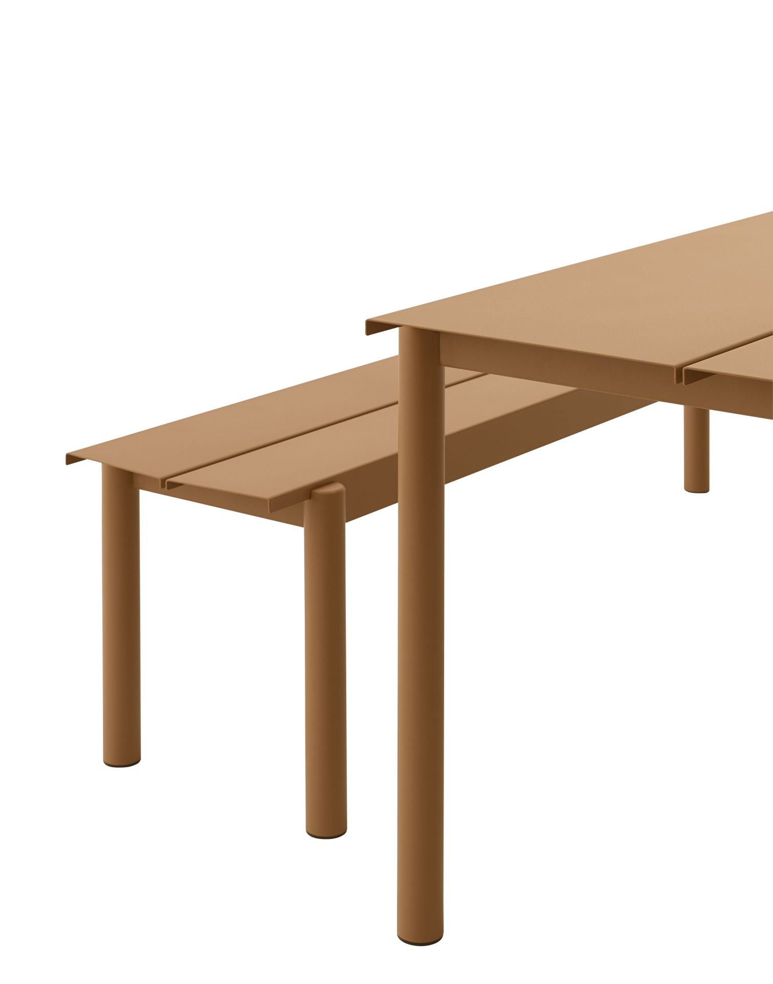 Muuto Linear Steel Outdoor Tisch in Grau mit passender Bank, modernes Gartendesign.