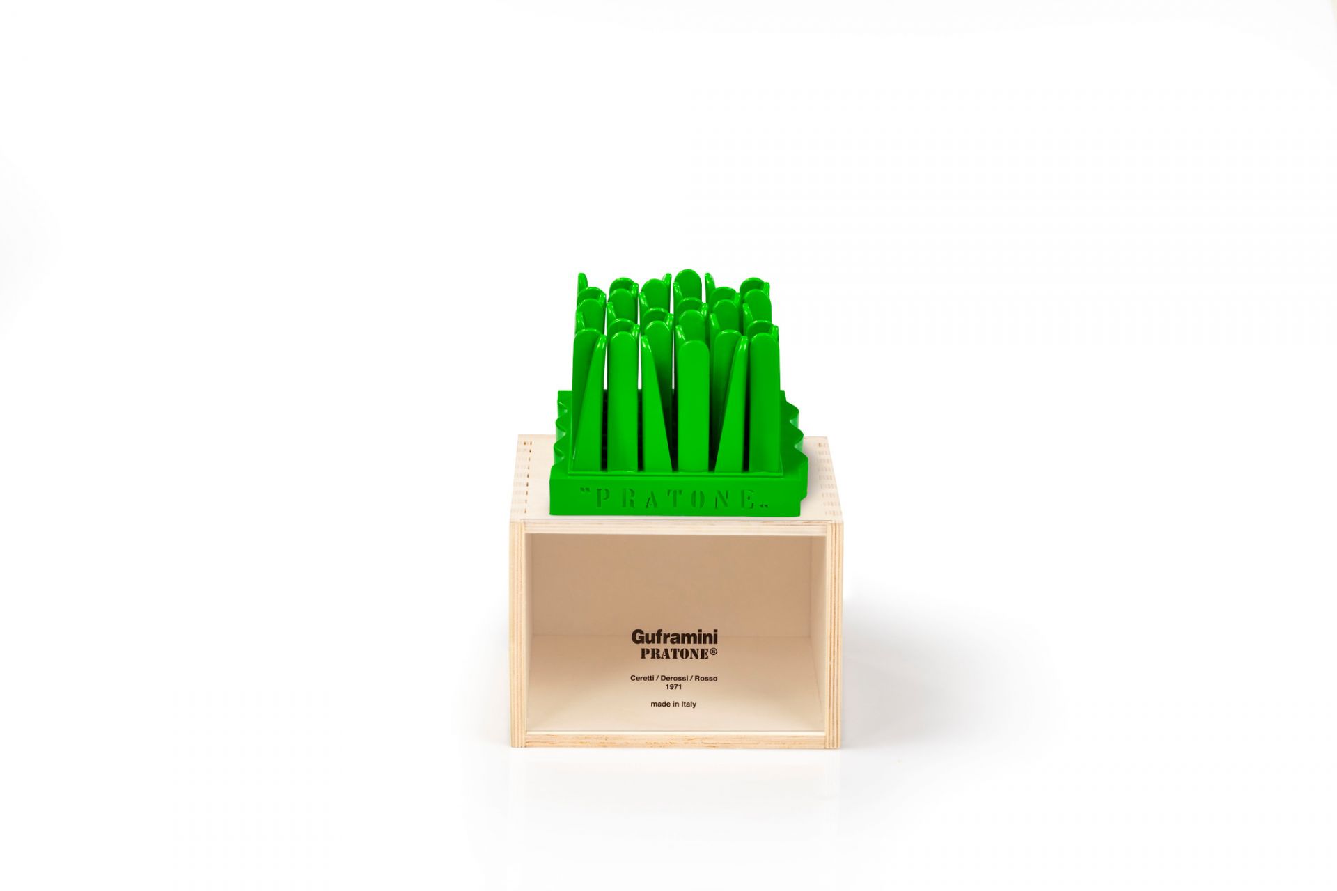 Guframini Pratone Miniatur: Detailaufnahme des grünen Designobjekts in einer Holzkiste, ikonisches Sammlerstück.