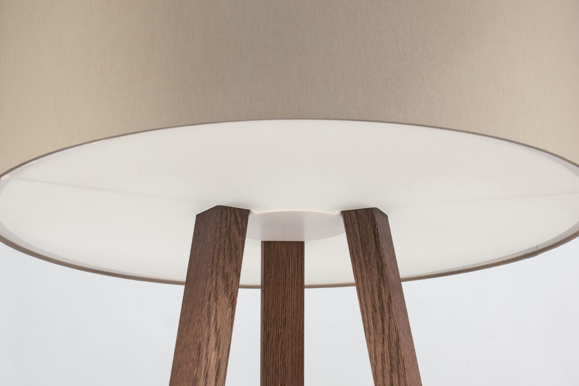 Detailaufnahme der Maigrau Luca Stand Stehleuchte mit Holzfuß und beigem Lampenschirm, moderne Wohnzimmerlampe.