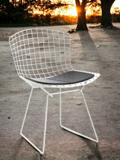 Weißer Bertoia Stuhl für den Außenbereich mit schwarzem Sitzkissen, modernes Design für Garten und Terrasse.