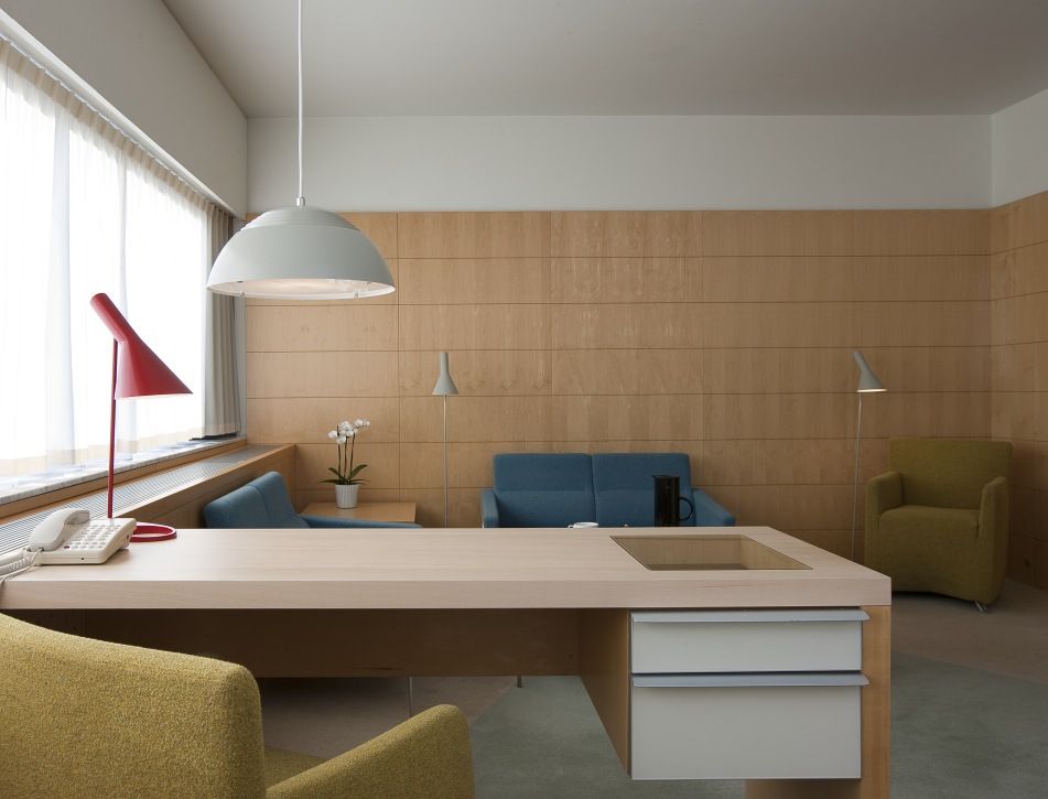 AJ Tischleuchte von Louis Poulsen, rote Designerlampe auf Schreibtisch in modernem Büro.
