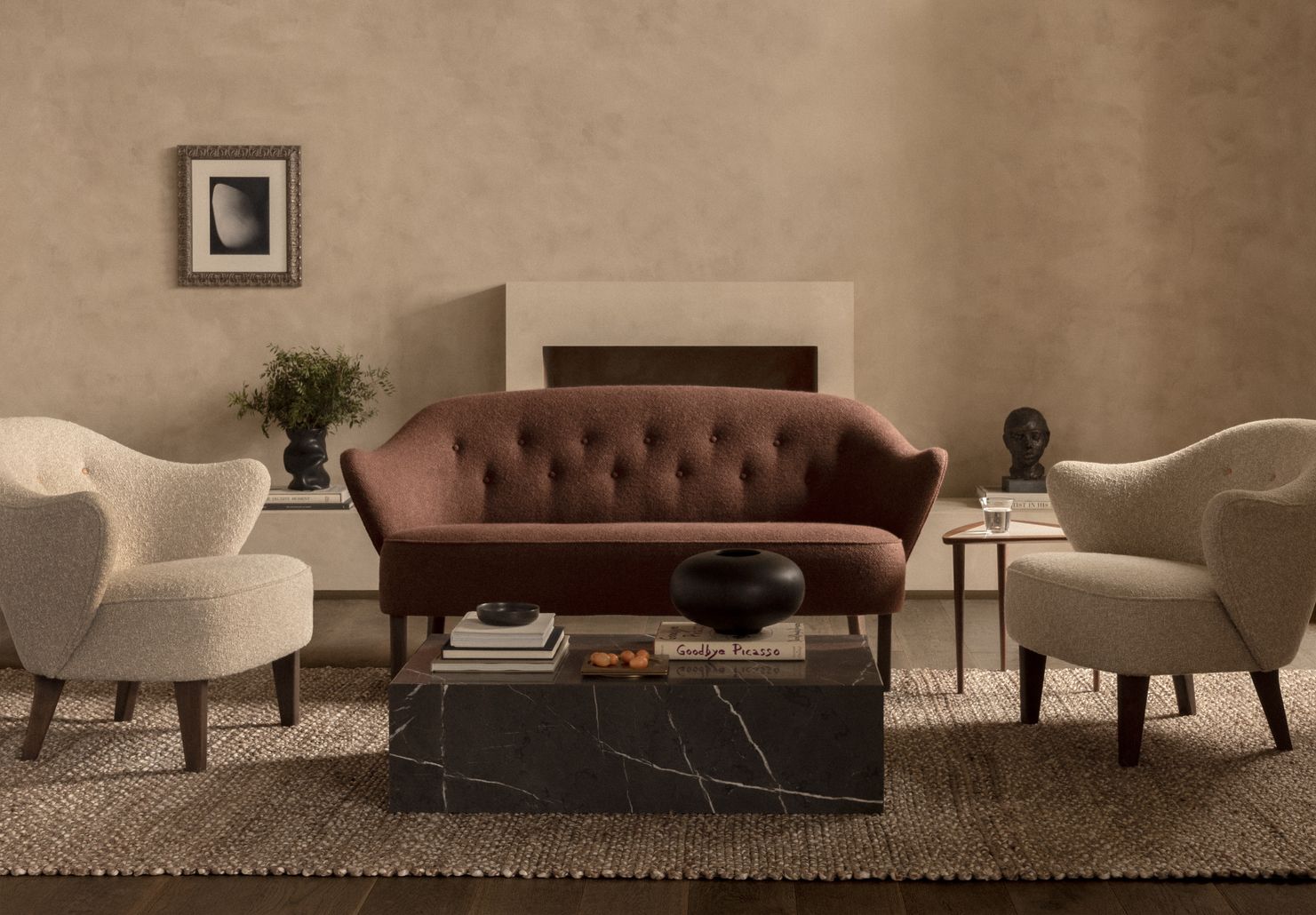 Wohnzimmer-Szene mit zwei beigen Ingeborg Sesseln und einem braunen Sofa von Audo Copenhagen.