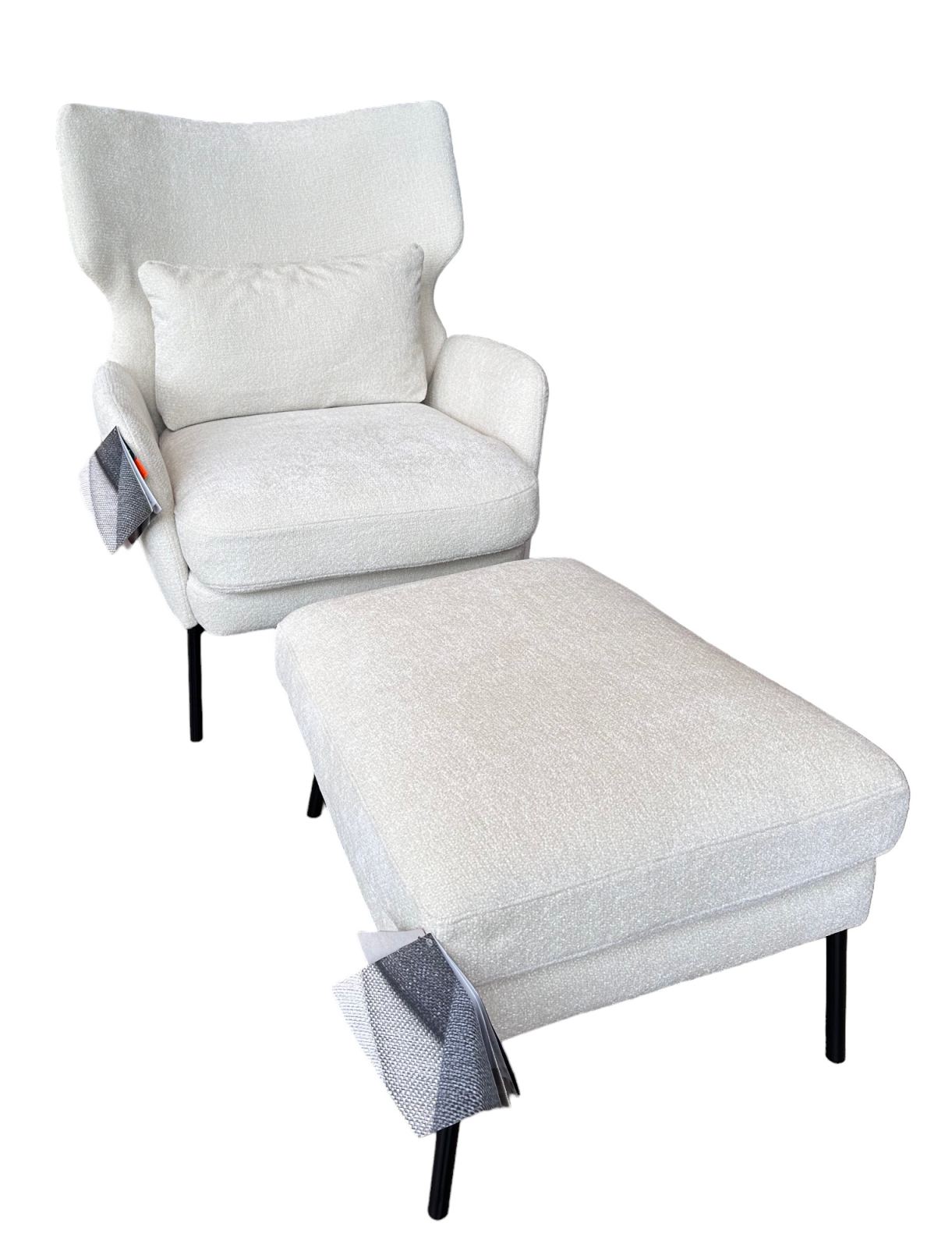 Weißer Seatrelax Sessel mit Ottoman, modernes Design und schwarzen Beinen. Bequeme Sitzgelegenheit für Wohnzimmer.
