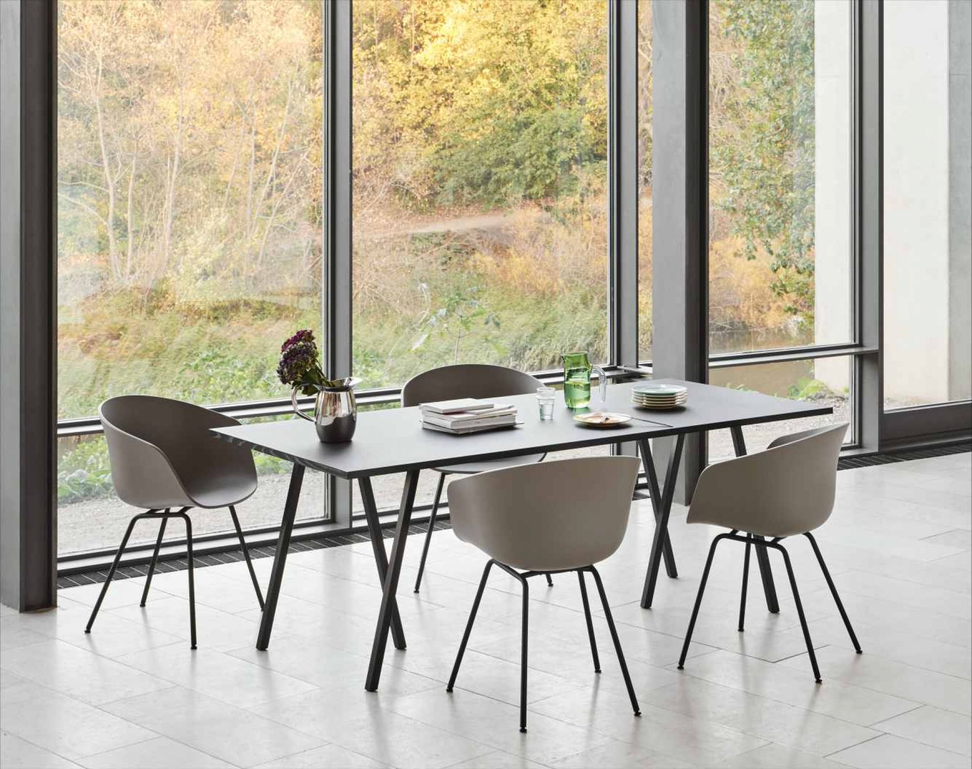 Hay Loop Stand Table B, 200 cm, mit weißer Tischplatte und schwarzem Gestell, Esstisch.