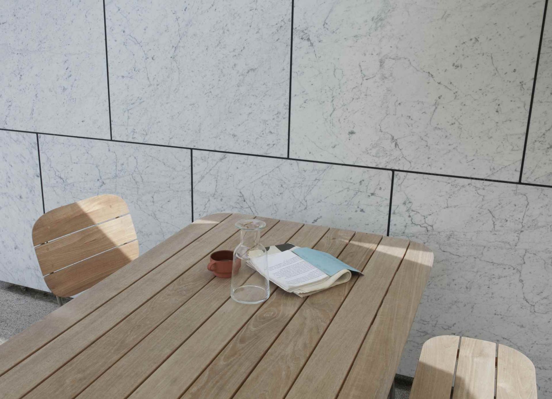 Lilium Chair Outdoor Stuhl von Skagerak by Fritz Hansen aus Holz mit Tisch.