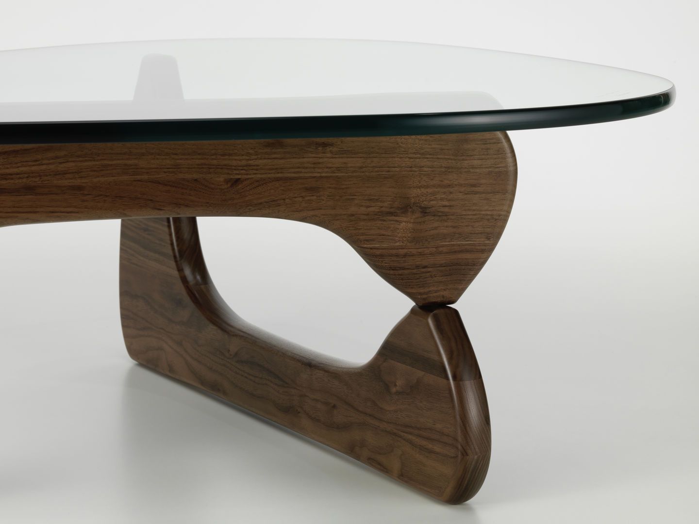 Noguchi salontafel in notenhout van Vitra