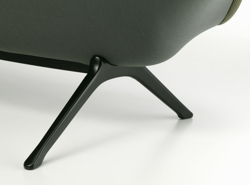 Detailaufnahme des Abalon Sofas von Vitra, Fokus auf die eleganten, schwarzen Holzbeine.