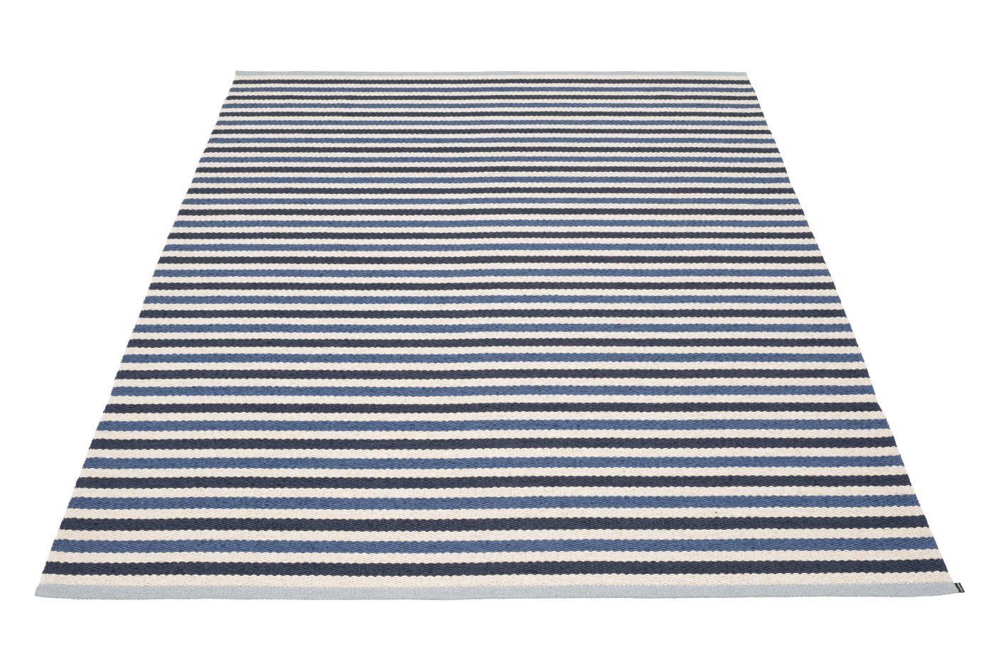 Teo Teppich 230x320cm Denim Pappelina: Gestreifter Teppich in Blau- und Weißtönen für Wohnzimmer und Schlafzimmer.